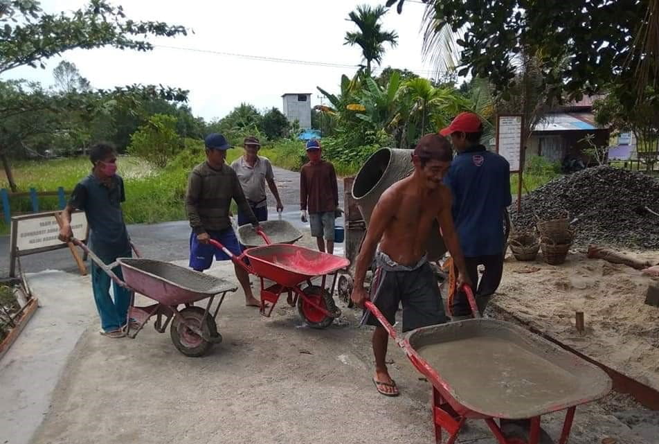 gotong royong warga timpah bangun desa