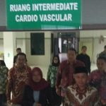 gubernur kalteng saat menjenguk adian napitulu