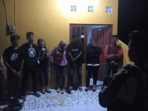 Diduga Mesum, Warga Gerebek 4 Pasang Remaja di Barak pasangan mesum