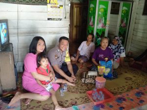 Sukacita Natal, Bhabinkamtibmas Bagikan Bingkisan Sembako pembagian sembako babinkamtibnas pangkalan lada