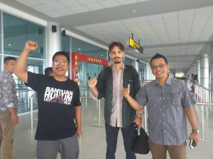 Jurnalis AS Dibebaskan dan Dideportasi Pemerintah Indonesia Jurnalis AS Dibebaskan dan Dideportasi Pemerintah Indonesia