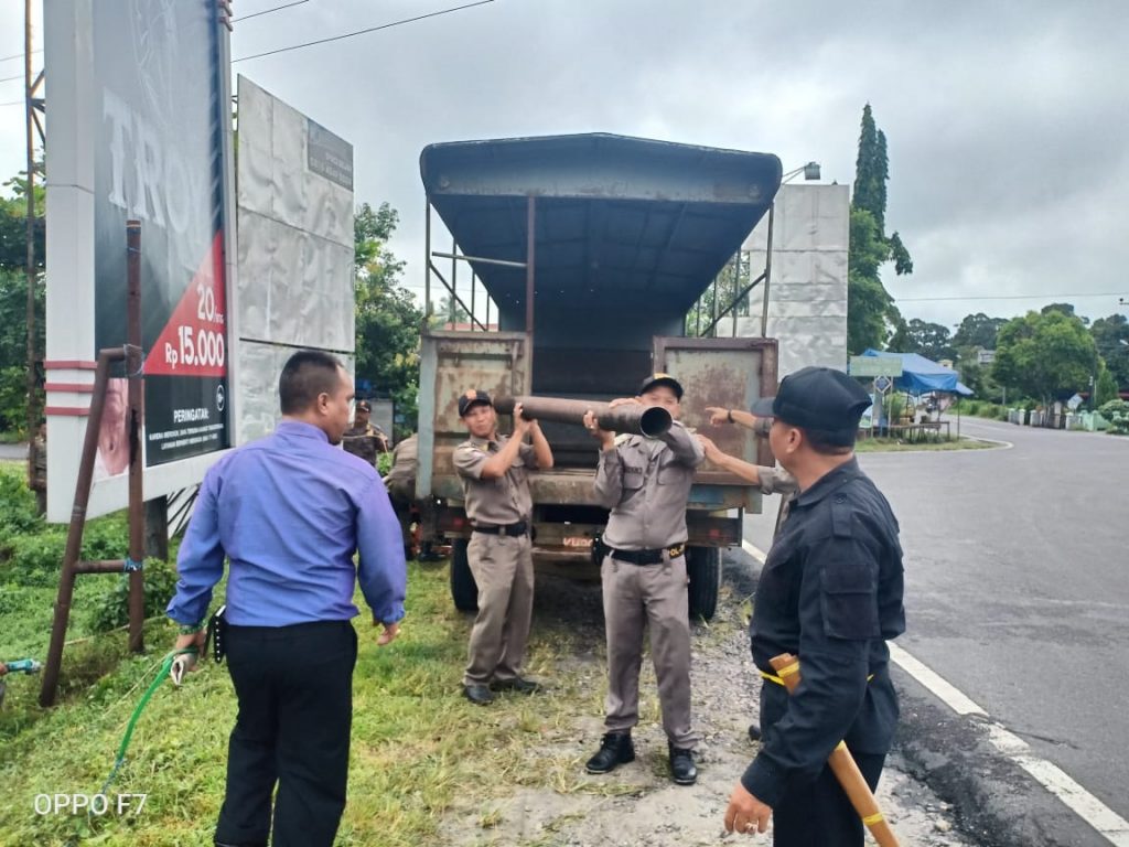 Satpol PP Kabupaten Katingan Bongkar Baliho Tak Berizin