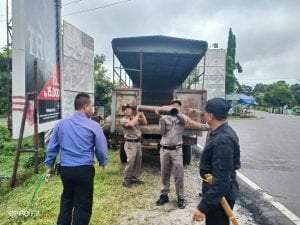 Satpol PP Kabupaten Katingan Bongkar Baliho Tak Berizin