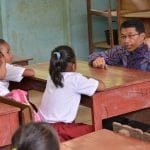 Perdie M Yoseph berbincang dengan murid SD