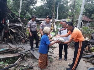 Polsek Pangkalan Banteng Bantu Istri Mbah Sujud yang Rumahnya Roboh bantuan kepada istri mbah sujud