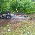 mobil terbalik di parit Desa Sakakajang