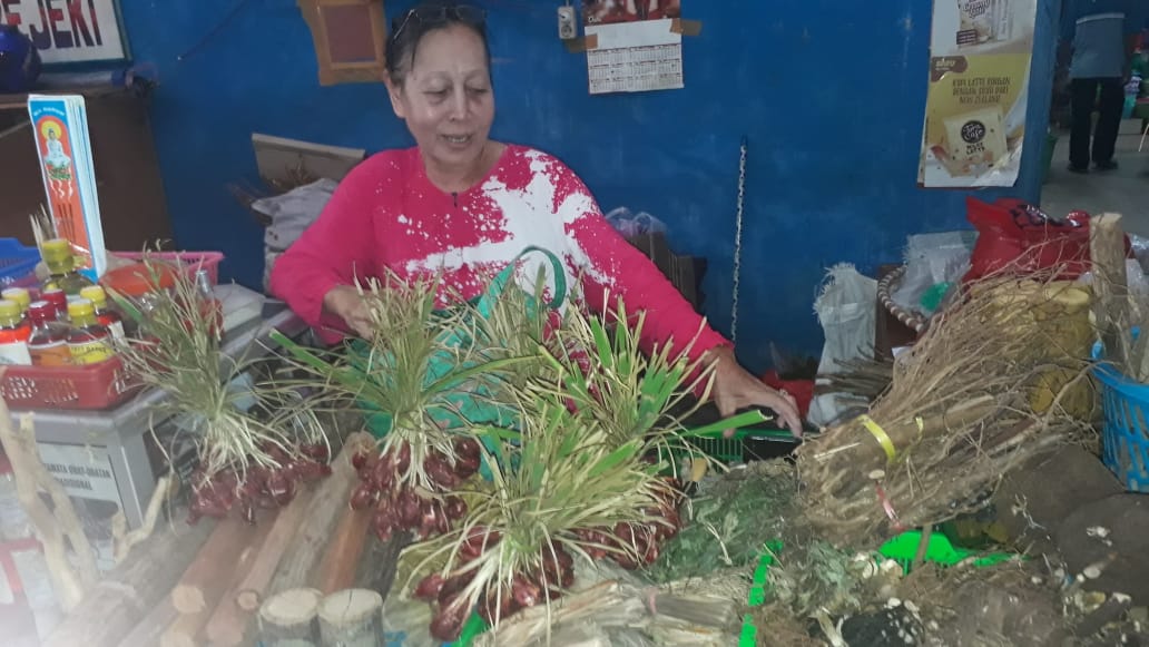 penjual obat tradisional dayak
