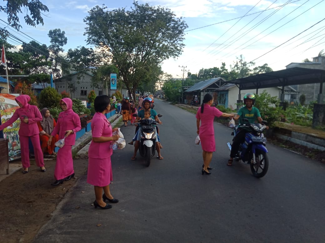 polisi bagi-bagi nasi bungkus
