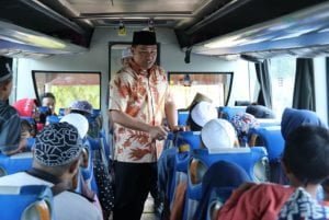 Ratusan Warga Lamandau Hadiri Haul Ke-15 Guru Sekumpul rombongan haul guru sekumpul dari lamandau