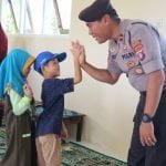 Anak TK dan Pak Polisi Bersahabat
