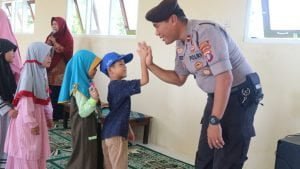 Anak TK dan Pak Polisi Bersahabat