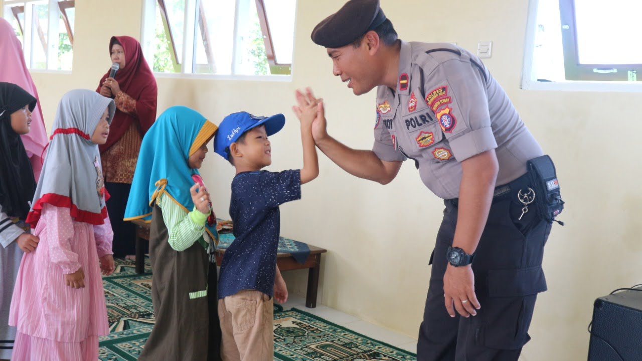 Anak TK dan Pak Polisi Bersahabat
