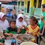 tim dinkes kotim memeriksa jajanan sekolah