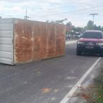 truk terguling