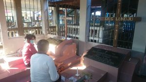 Menyambut Paskah, Umat Kristiani Ziarah dan Bersihkan Makam