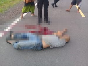 Mayat Pria Tergeletak Bersimbah Darah di Jalan Raya