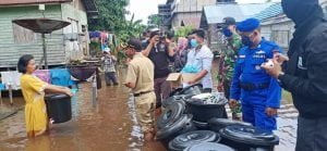 Walau Dilanda Banjir, Apdes Tumbang Mangkutup Tetap Bagikan APD pada Warganya