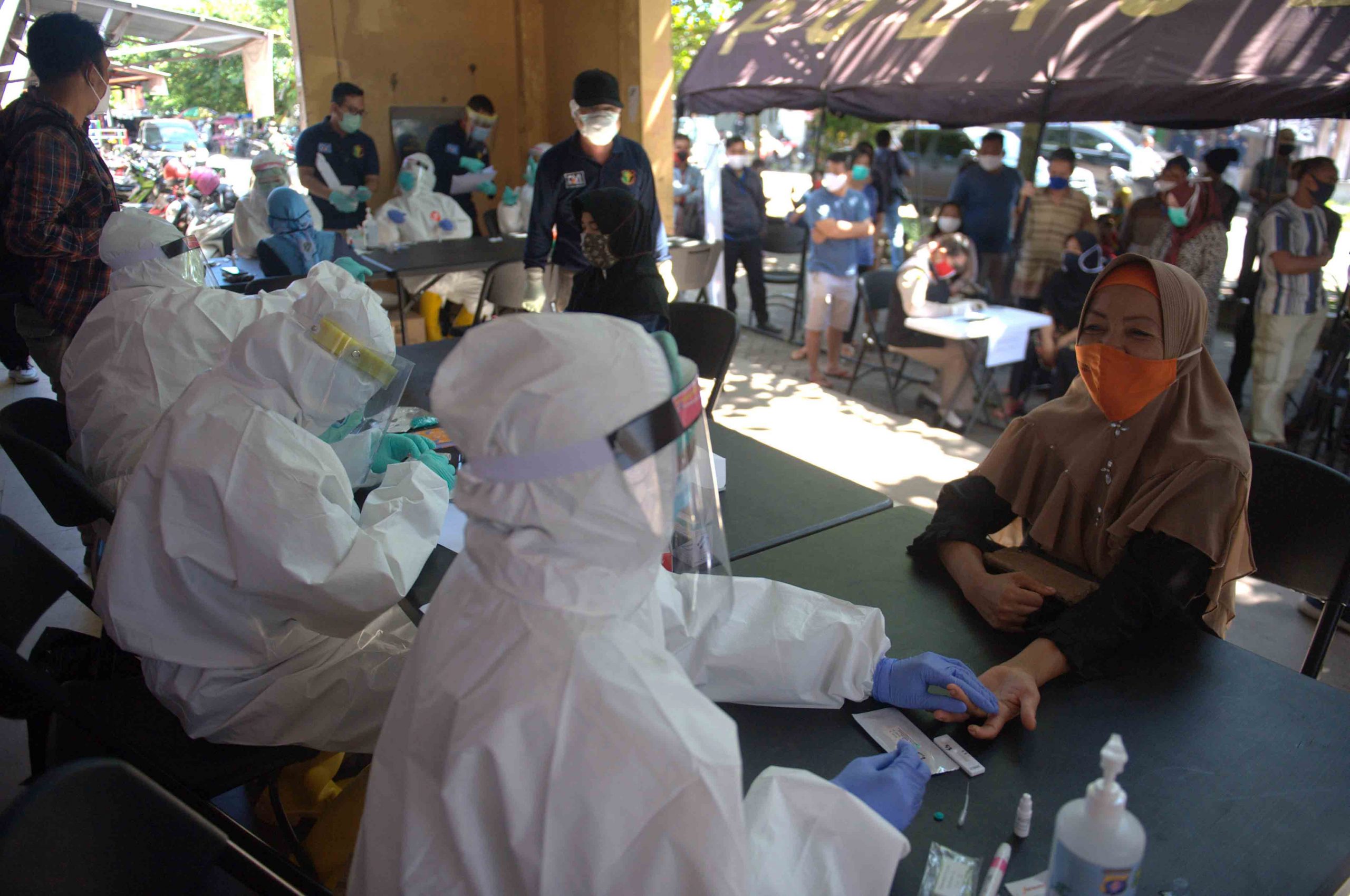Pedagang dan Pengunjung Pasar Rapid Test Massal Pedagang dan Pengunjung Pasar Rapid Test Massal