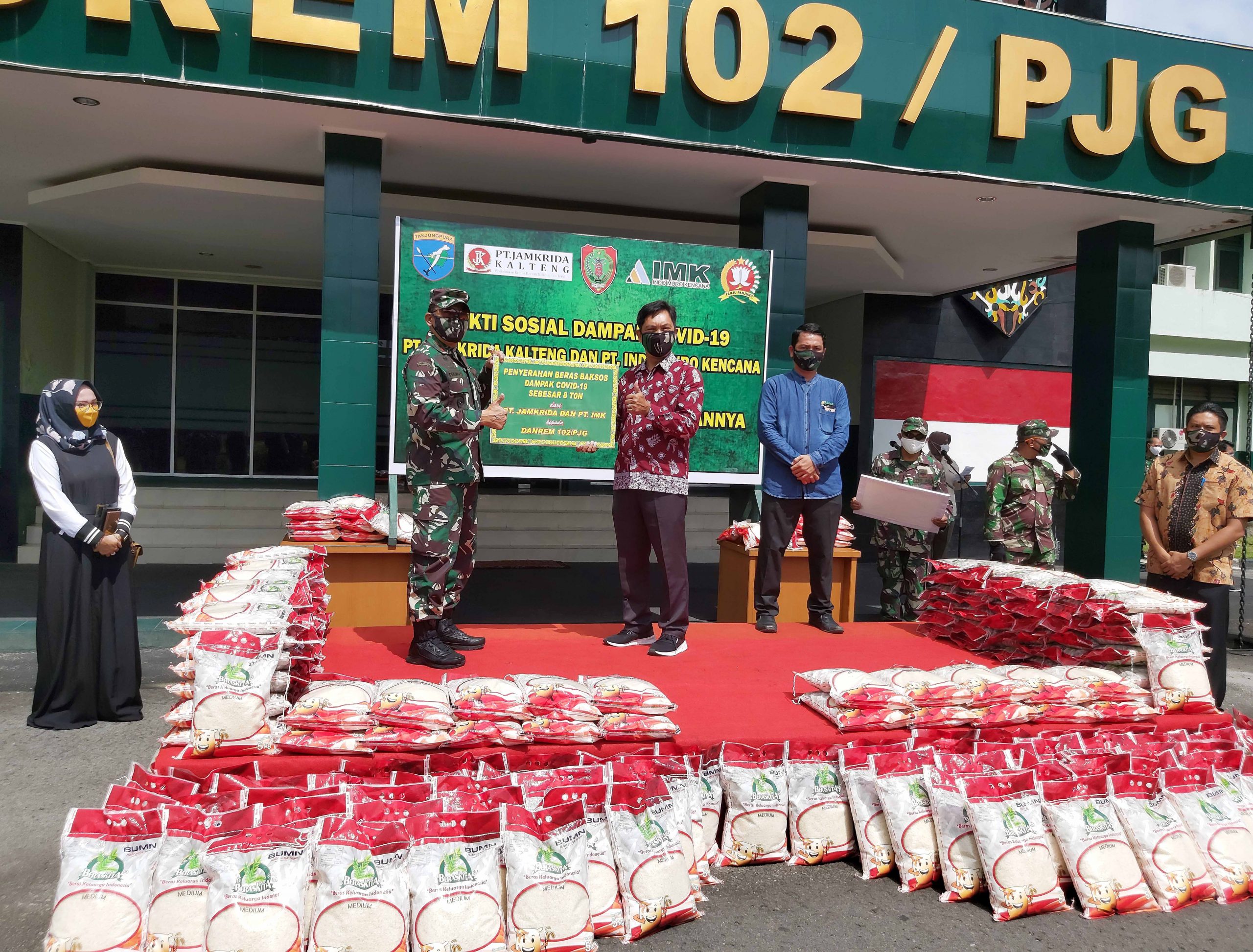 Korem 102/Pjg, Jamkrida dan PT IMK Salurkan 8 Ton Beras