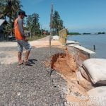 Tim TRC BPBD Kobar Turun ke Desa Keraya yang Abrasi