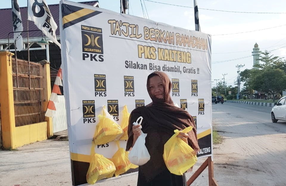 Wow! Begini Cara Unik PKS Kalteng Bagi-bagi Takjil di Tengah Pandemi Covid-19