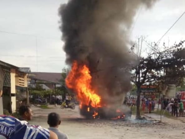 Suzuki Carry Terbakar di Samping SPBU Km 16