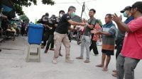 LSR-LPMT Kalteng Bagikan Masker Sambil Berjoget