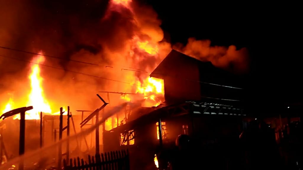 Kebakaran Hanguskan 7 Rumah di Kuala Kapuas