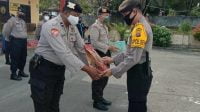 Kapolsek Arut Selatan Bagikan Bingkisan Ramadan