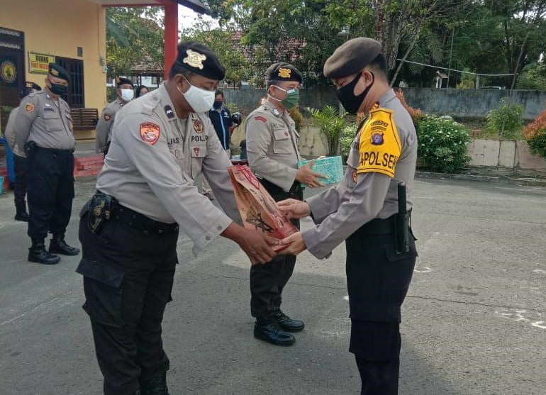 Kapolsek Arut Selatan Bagikan Bingkisan Ramadan