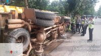 Ban Pecah, Truk Bermuatan Sawit Terbalik