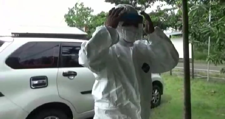 Komandan Pos TNI AL Kumai Rela Jadi Sopir Ambulans Komandan Pos TNI AL Kumai Rela Jadi Sopir Ambulans