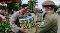 Bantu Masyarakat, Polres Kotim Bagikan 10 Ton Beras