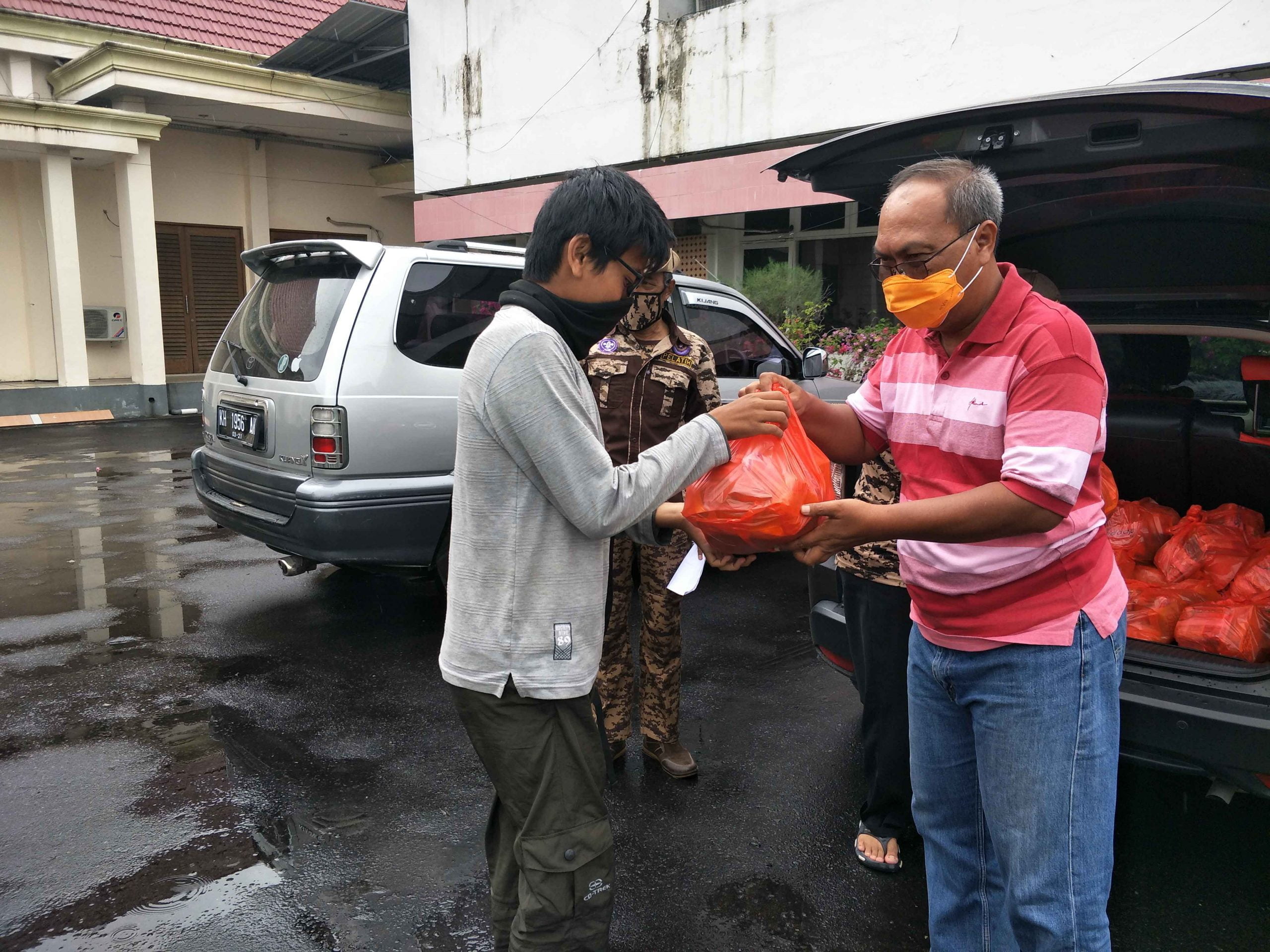 Kwarcab Pramuka Bagikan Sembako kepada Masyarakat