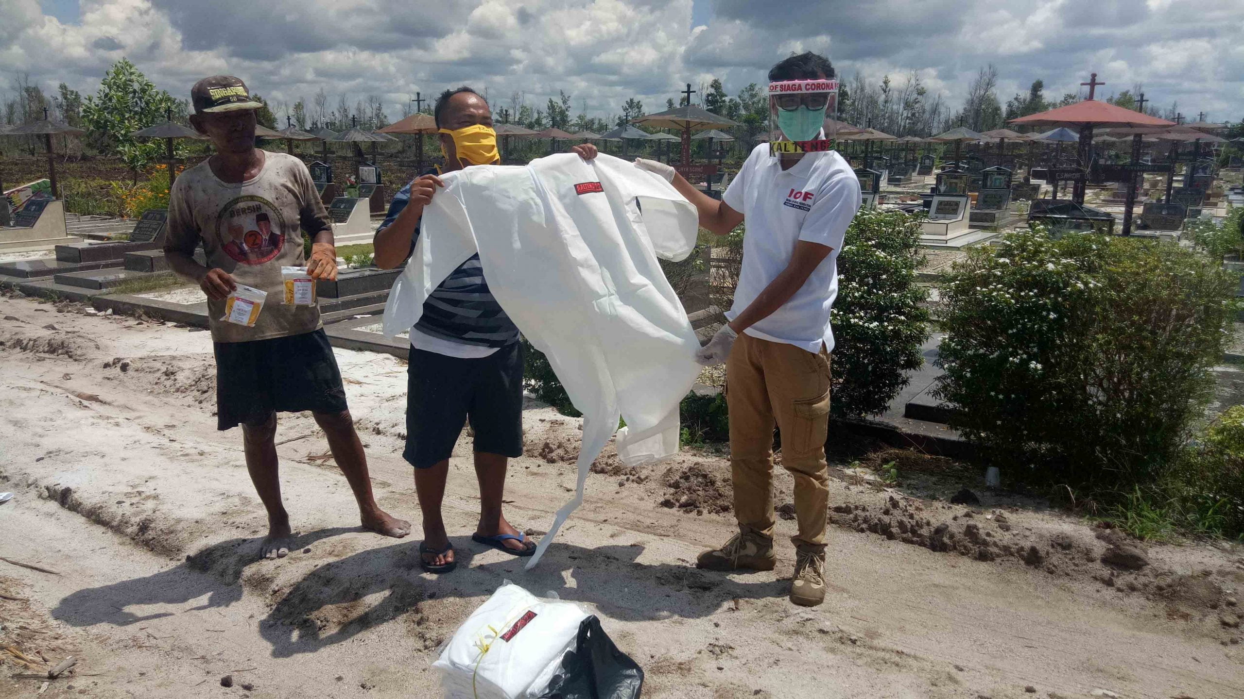 IOF Pengda Kalteng dan Kalteng22 Serahkan 35 APD ke Penggali Makam dan MDMC