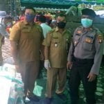 Kapolsek Awasi Pembagian Sembako di Katingan Hilir