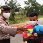 Polisi Pantau Perbatasan dan Bagi Masker