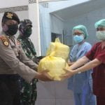 TNI-Polri Bagi 350 Nasi Sahur ke RS