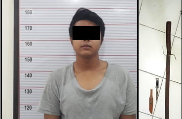 Petugas Posko Covid-19 Diamuk dengan Pedang