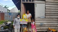 Ibu 6 Anak Menangis Terima Paket Sembako
