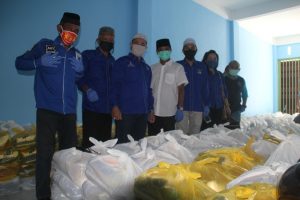 Partai Demkorat Kalteng Bagi Ribuan Paket Sembako