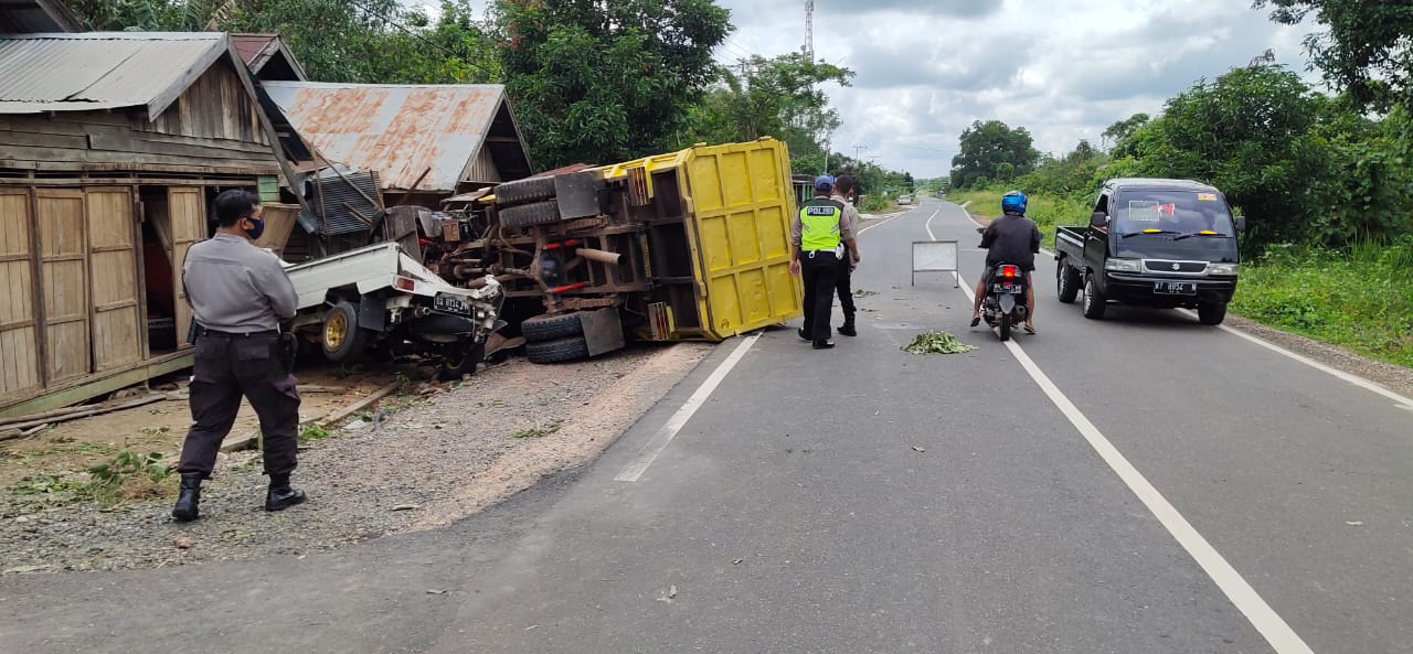 Sopir Ngantuk, Truk Hantam Rumah