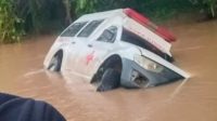Mobil Ambulans Terjebak Banjir di Parenggean