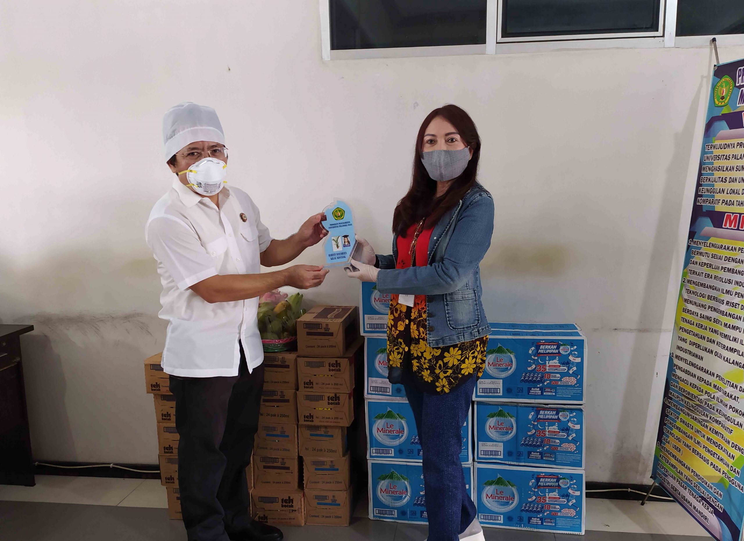 Direktur PPs UPR Berikan Bantuan pada Tenaga Medis