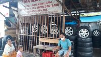 Berjuang Hidupi Keluarga dari Usaha Jual Beli Ban Mobil Bekas