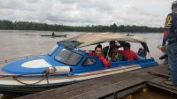 Hilangkan Penat, Bupati Katingan Mancing di Sungai