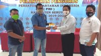 PWI Kalteng Serahkan Masker dan Buku ke PWI Kotim