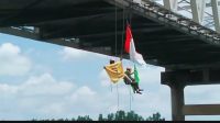 KPA-DB dan KBP-Polri Kibarkan Merah Putih di Jembatan Pulau Petak