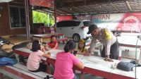 Polsek Banama Tingang Bagikan Voucher Wifi Gratis untuk Anak-anak Belajar Online