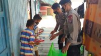 Seminggu Sekali, Brimob Bagi-bagi Nasi untuk Warga